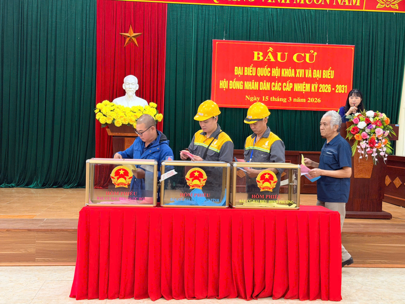 Cử tri và những công nhân trên địa bàn tỉnh Quảng Ninh tham gia ngày hội bầu cử. Ảnh: CTV