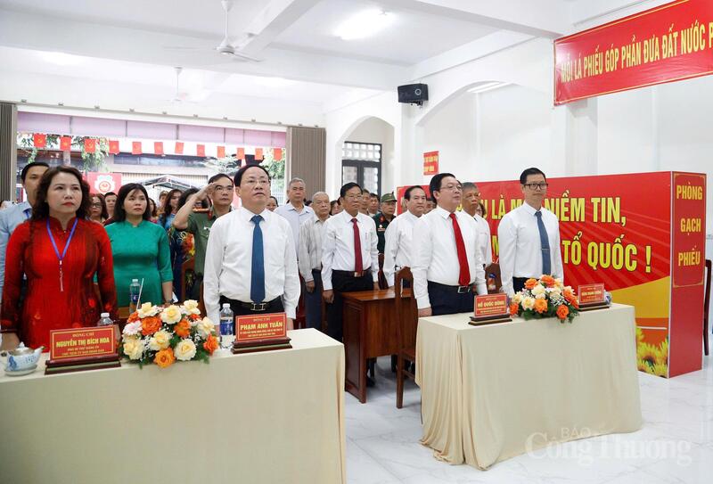 Các đại biểu dự lễ khai mạc bầu cử tại khu vực bỏ phiếu số 20 (khu phố 20, phường Quy Nhơn Nam).