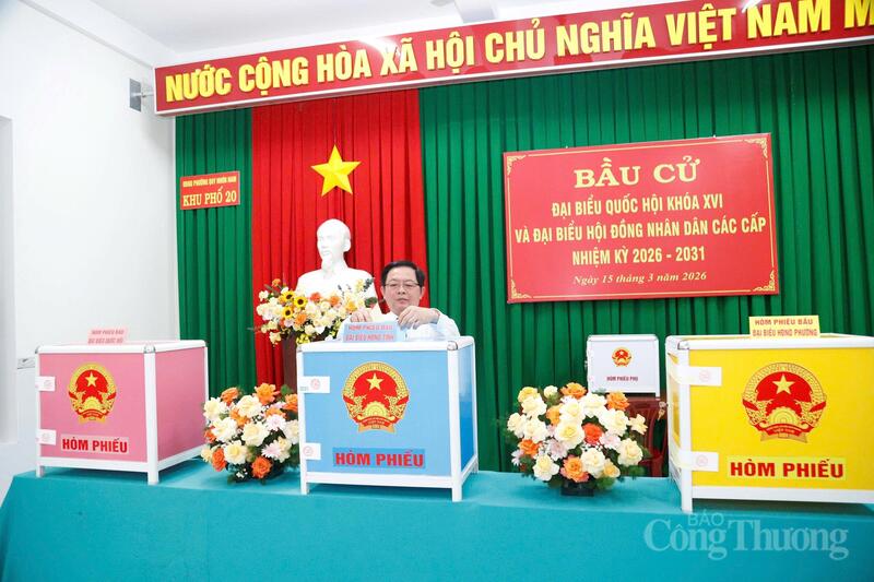 Đồng chí Hồ Quốc Dũng - Ủy viên Ban Chấp hành Trung ương Đảng, Phó Thủ tướng Review công ty OKVIP tiến hành bỏ phiếu.