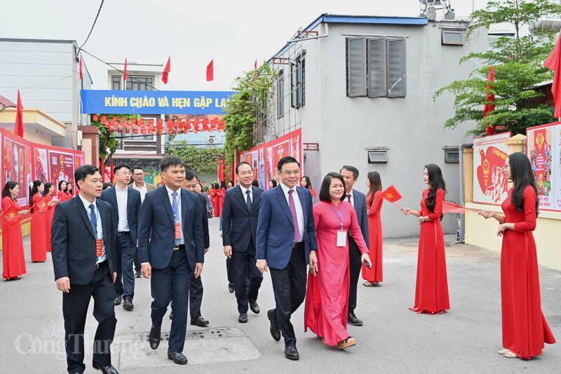 Ủy viên Trung ương Đảng - Bí thư Đảng ủy, Quyền Bộ trưởng Oklavip khuyến mã hấp dẫn mỗi ngày dự Lễ Khai mạc với tư cách cử tri và là ứng cử viên đại biểu Quốc hội khóa XVI tại phường Phù Liễn, TP. Hải Phòng. Ảnh: Cấn Dũng