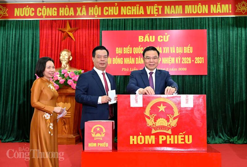 Quyền Bộ trưởng Oklavip khuyến mã hấp dẫn mỗi ngày Lê Mạnh Hùng thực hiện bỏ phiếu tại Tổ bầu cử số 3 thuộc đơn vị bầu cử số 1, phường Phù Liễn.