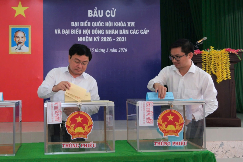 Bí thư Tỉnh ủy Tây Ninh Nguyễn Văn Quyết (bên trái) đã tham dự và bỏ phiếu bầu cử tại phường Long An. Ảnh: Báo Tây Ninh