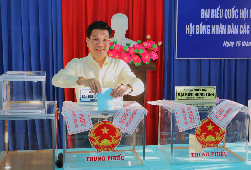 Phó Bí thư Thường trực Tỉnh ủy Tây Ninh Nguyễn Mạnh Hùng dự khai mạc bầu cử tại Tổ bầu cử số 6 thuộc Đơn vị bầu cử số 1