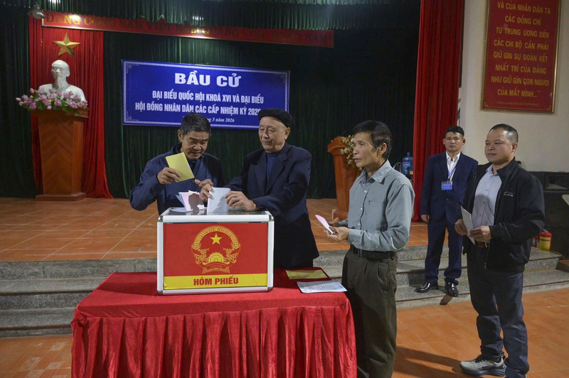 Cử tri bỏ phiếu bầu thực hiện quyền công dân. Ảnh: TT