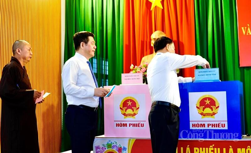 Phó Bí thư Đảng ủy Quốc hội Nguyễn Hồng Diên (ở giữa) cùng các cử tri bỏ phiếu bầu cử.