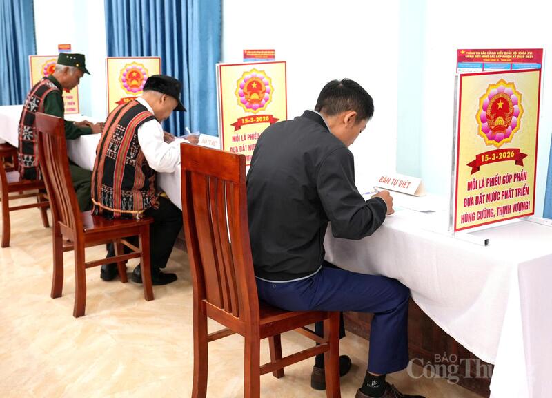 Những lá phiếu được cử tri cẩn trọng lựa chọn và trang nghiêm bỏ vào hòm phiếu theo đúng quy định, thể hiện niềm tin và kỳ vọng vào những người đại biểu đại diện cho ý chí, nguyện vọng của Nhân dân.