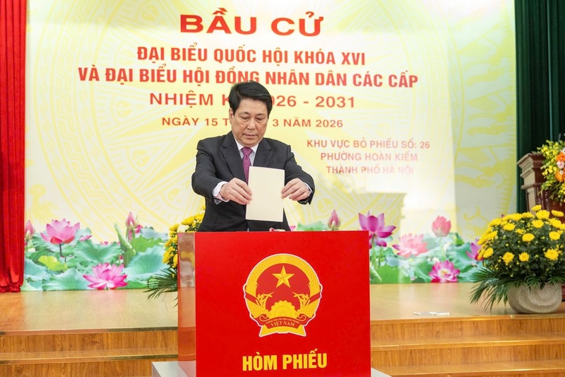 Chủ tịch nước Lương Cường thực hiện quyền cử tri tại Khu vực bỏ phiếu số 26, phường Hoàn Kiếm, thành phố Hà Nội. Ảnh: VGP