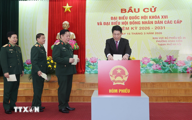 Chủ tịch nước Lương Cường bỏ phiếu bầu cử tại Khu vực bỏ phiếu số 26, phường Hoàn Kiếm, thành phố Hà Nội. Ảnh: Lâm Khánh/TTXVN