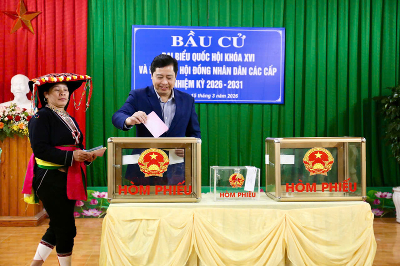 Bí thư Tỉnh ủy Lào Cai Dương Quốc Huy bỏ phiếu tại Khu vực bỏ phiếu số 5, xã Quy Mông. Ảnh: BLC