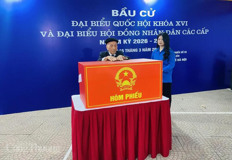 Người dân trực tiếp bỏ phiếu tại khu vực bầu cử. Ảnh: Thanh Bình