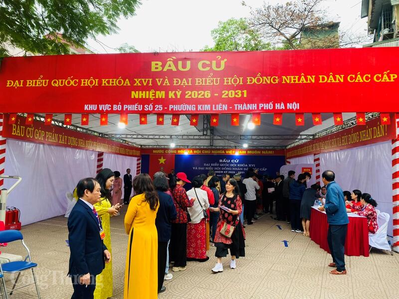 Cờ hoa, băng rôn rực rỡ cùng dòng người nô nức đi bỏ phiếu đã tạo nên không khí phấn khởi tại phường Kim Liên trong ngày hội bầu cử.