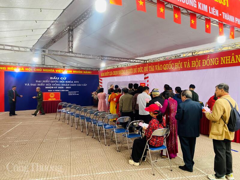 Ngay từ sáng sớm 15/3, khu vực bỏ phiếu số 25 tại phường Kim Liên đã rộn ràng cử tri nhiều thế hệ tham gia bầu cử, gửi gắm niềm tin vào những đại biểu đại diện cho Nhân dân.