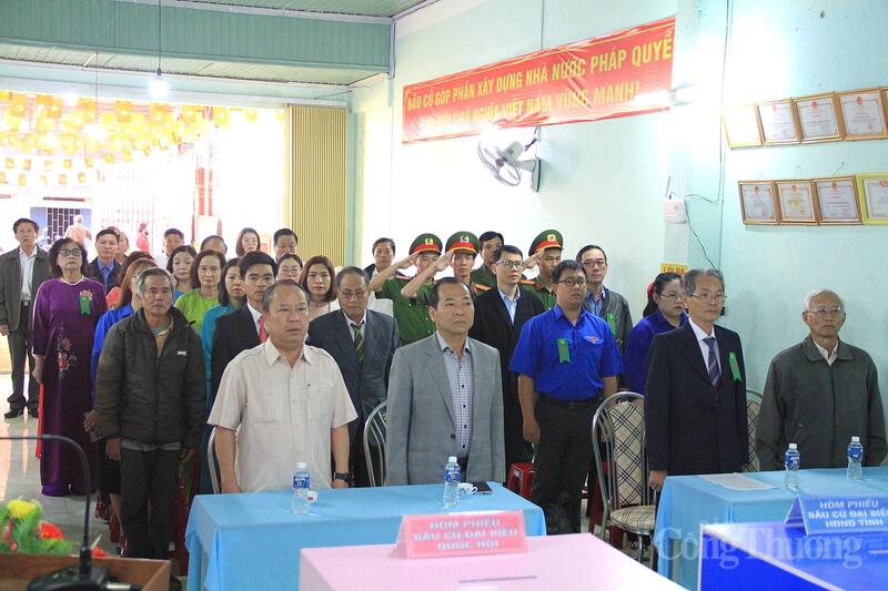 Lễ khai mạc bầu cử tại khu vực bỏ phiếu số 7, Tổ 6, phường Diên Hồng.
