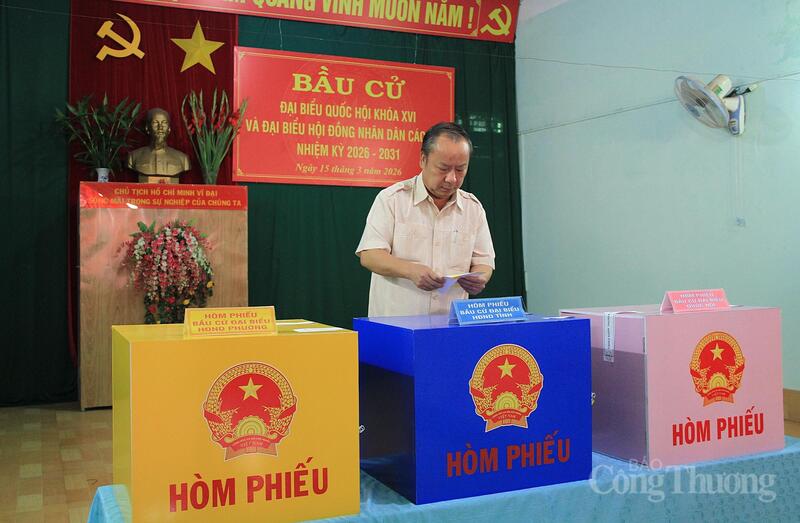 Đồng chí Châu Ngọc Tuấn - Phó Bí thư Tỉnh ủy, Trưởng Đoàn đại biểu Quốc hội tỉnh, Phó Chủ tịch Ủy ban bầu cử tỉnh Gia Lai tiến hành bỏ phiếu bầu cử.