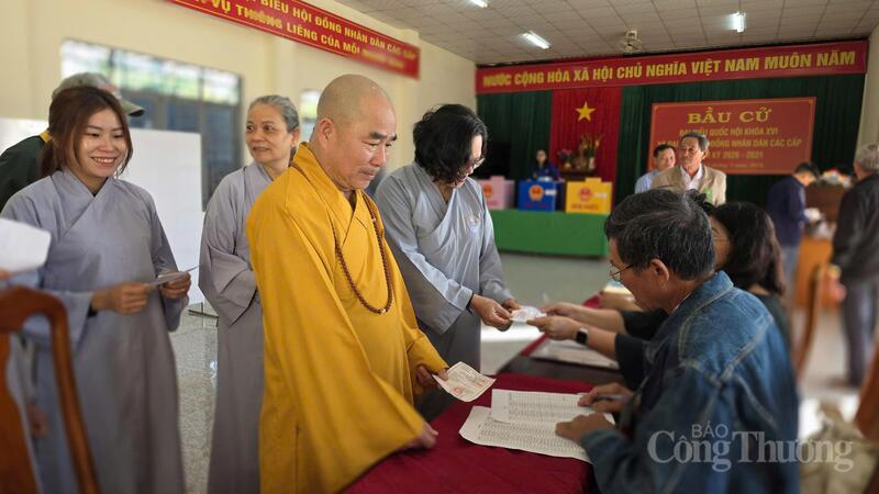 Cử tri phường Pleiku tham gia bầu cử.