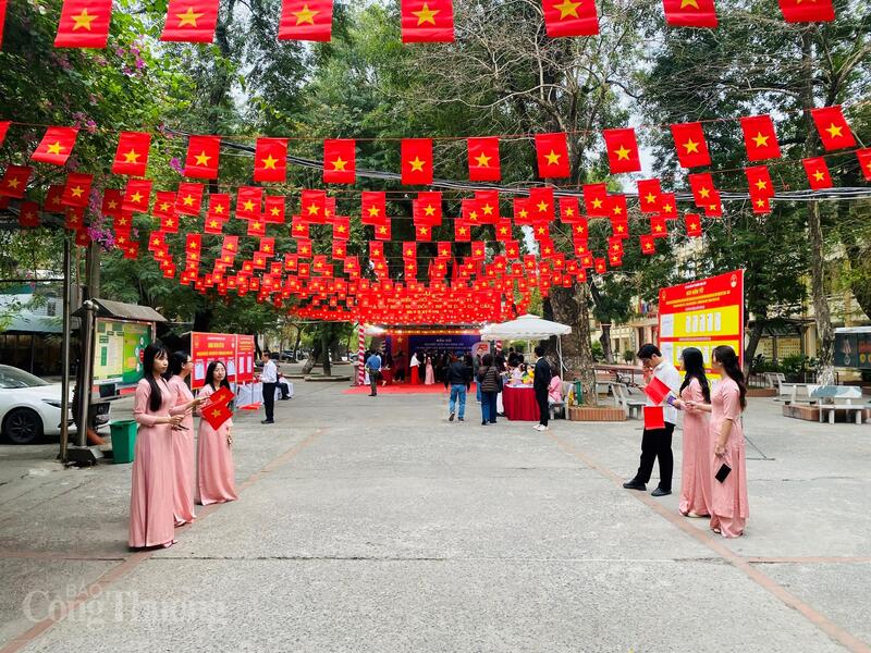 Không khí ngày hội bầu cử lan tỏa tại khu vực bỏ phiếu số 21, phường Kim Liên.