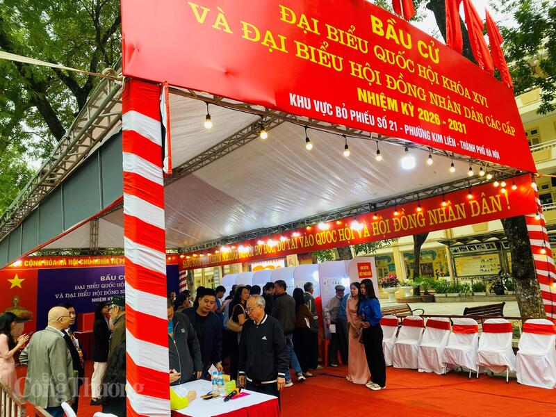 Cử tri nhiều lứa tuổi tham gia bỏ phiếu tại khu vực bỏ phiếu số 21, phường Kim Liên.