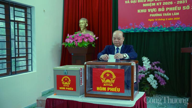 Ủy viên Ban Thường vụ tỉnh uỷ, Phó Chủ tịch Hội đồng nhân dân tỉnh Hưng Yên Đặng Thanh Giang đến dự và bỏ phiếu tại đơn vị bầu cử số 2.