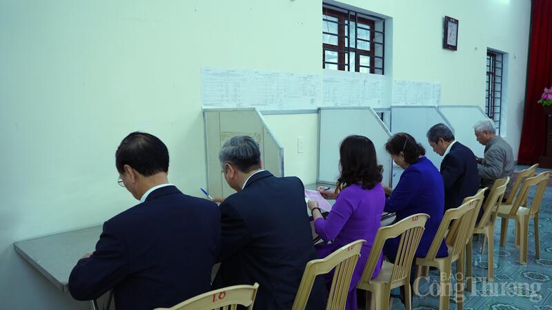 Cử tri Hưng Yên nô nức trong ngày bầu cử - 9