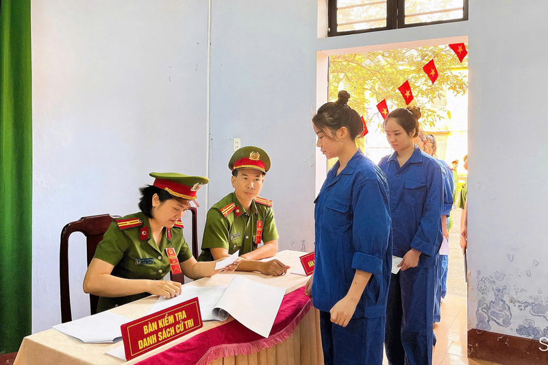 Hơn 580 người bị tạm giam, tạm giữ tại thành phố Huế tham gia bỏ phiếu bầu cử. Ảnh: H. Nhung