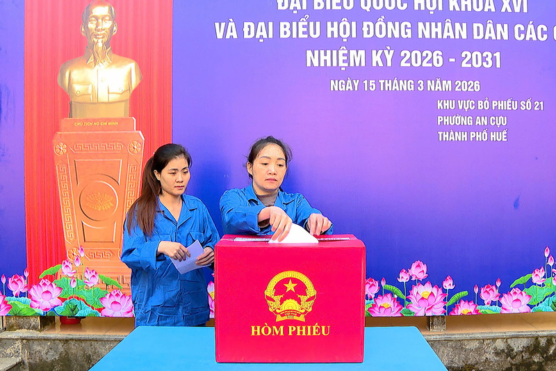 Các người bị tạm giam, tạm giữ thực hiện quyền công dân của mình. Ảnh: H. Nhung