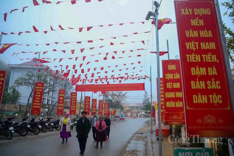 Cử tri Giàng Sía Cơ, thôn Thèn Pả, xã Lũng Cú cùng cử tri hân hoan đi bầu cử tại khu vực bỏ phiếu số 01.