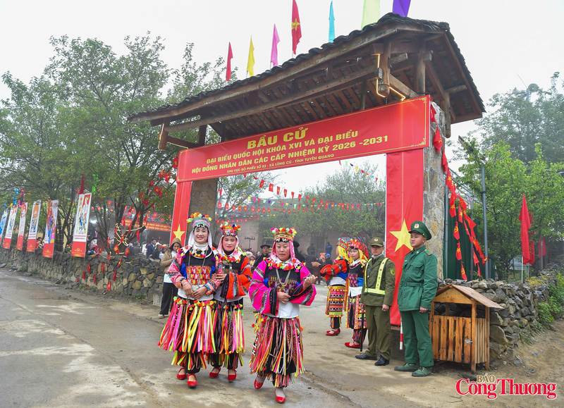 Cử tri thôn Lô Lô Chải vui tươi, phấn khởi đi bỏ phiếu bầu cử.