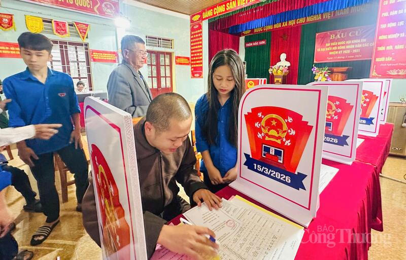 Cử tri tất cả các khu vực bỏ phiếu đi tham gia bỏ phiếu với tinh thần vui tươi, phấn khởi và thực hiện đảm bảo quyền và nghĩa vụ của công dân tại các khu vực bỏ phiếu.