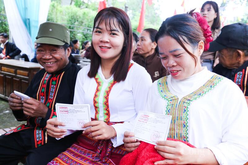 Niềm vui khi cầm trên tay lá phiếu và thực hiện quyền công dân của đồng bào dân tộc Chứt.