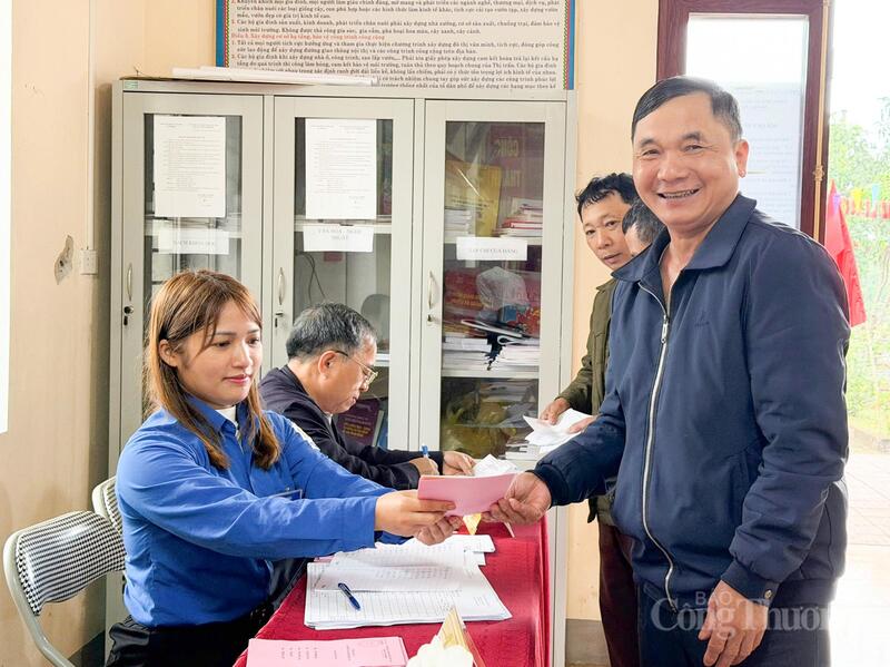 Theo ghi nhận của phóng viên Liên Minh OK VIP Giải Trí Cá Cược World Cup 2026, trong không khí phấn khởi ngày bầu cử, 968.395 cử tri Hà Tĩnh tham gia bỏ phiếu. Đây là dịp để cử tri thực hiện quyền và nghĩa vụ công dân, lựa chọn những đại biểu tiêu biểu về phẩm chất, năng lực, uy tín, đại diện cho ý chí, nguyện vọng của Nhân dân.