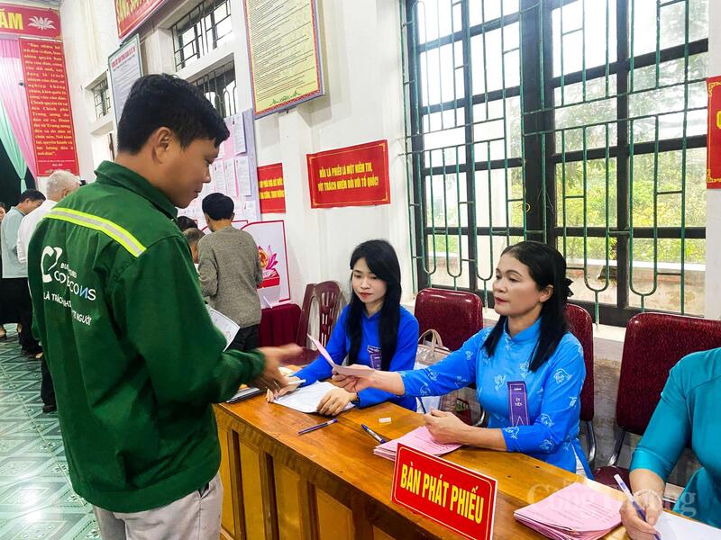 Các điều kiện về cơ sở vật chất như hòm phiếu, khu vực ghi phiếu, danh sách cử tri và tài liệu phục vụ đều được trang bị đầy đủ và bố trí khoa học.