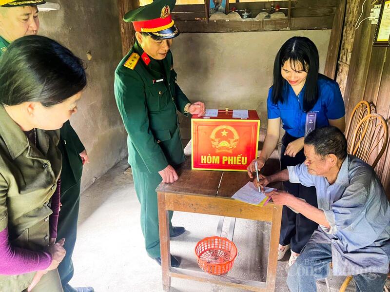 Xã biên giới Sơn Kim 1 hỗ trợ mang hòm phiếu lưu động đến cử tri có hoàn cảnh đặc biệt.