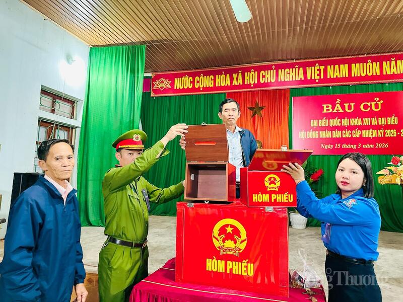 Nghi thức kiểm tra hòm phiếu và niêm phong hòm phiếu được thực hiện nghiêm túc dưới sự chứng kiến của đông đảo cử tri.