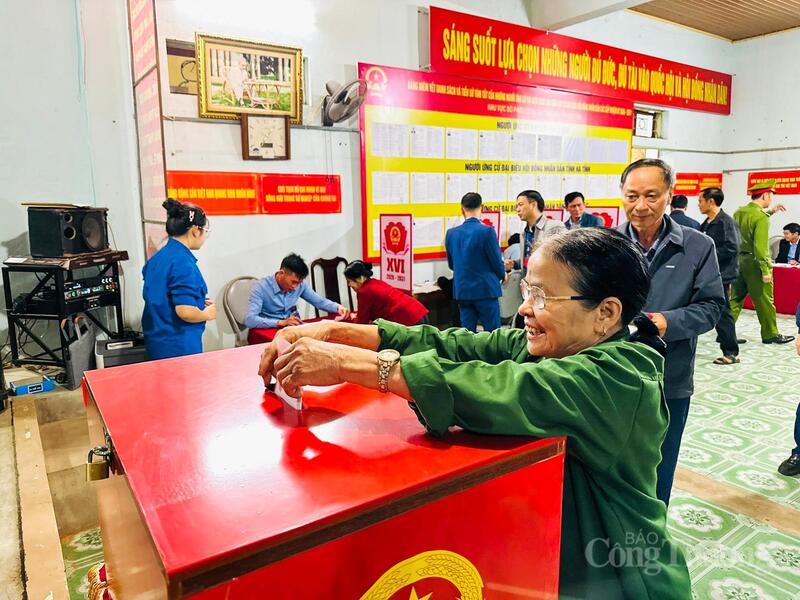 Cử tri Hà Tĩnh tham gia bỏ phiếu bầu cử đại biểu Quốc hội và đại biểu HĐND các cấp. Ảnh: Trọng Tùng