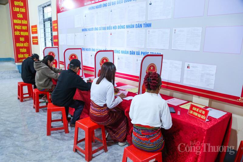 Cử tri dân tộc Chứt nghiêm túc thực hiện các quy trình bỏ phiếu và phấn khởi khi hoàn thành nghĩa vụ công dân.