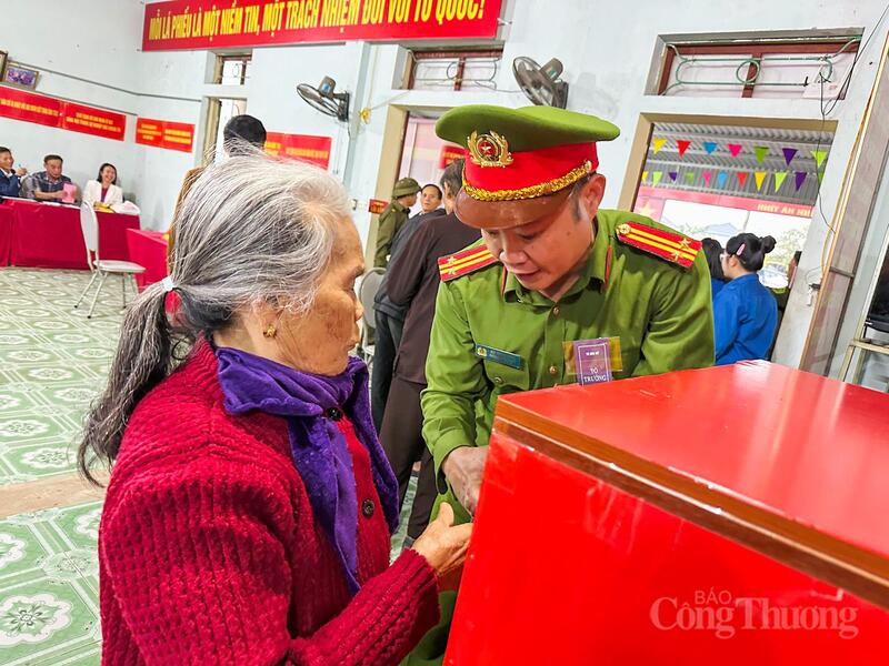 Không khí ngày bầu cử diễn ra sôi nổi, Nhân dân phấn khởi tin tưởng vào sự thành công của cuộc bầu cử đại biểu Quốc hội và Hội đồng nhân dân các cấp.