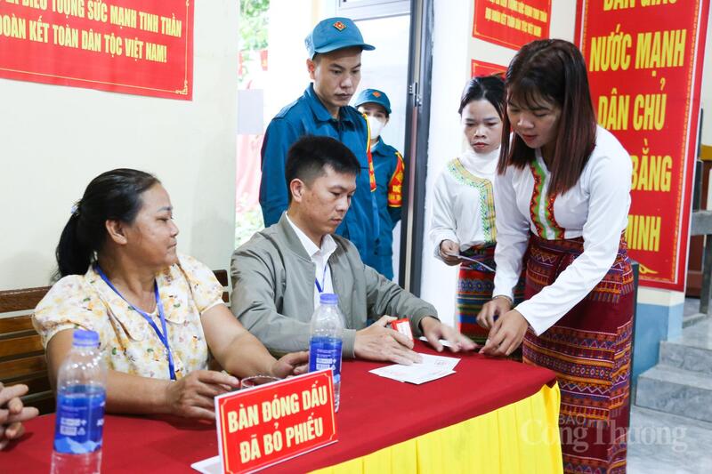 Từ bản đến điểm bỏ phiếu bầu cử số 11 ở thôn 1 Hương Liên (xã Phúc Trạch) khoảng 5km.