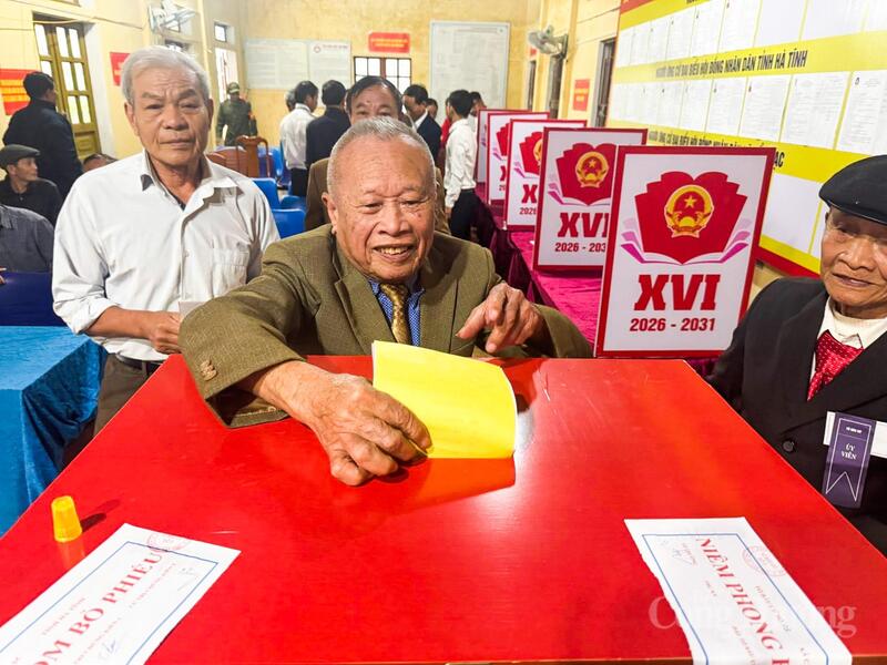 Tại Tổ bầu cử số 3, xã Cẩm Lạc cử tri nô nức đi bỏ phiếu bầu cử. Tiến trình bầu cử diễn ra liên tục, ổn định với sự tham gia tích cực và tinh thần trách nhiệm cao của mọi tầng lớp Nhân dân.