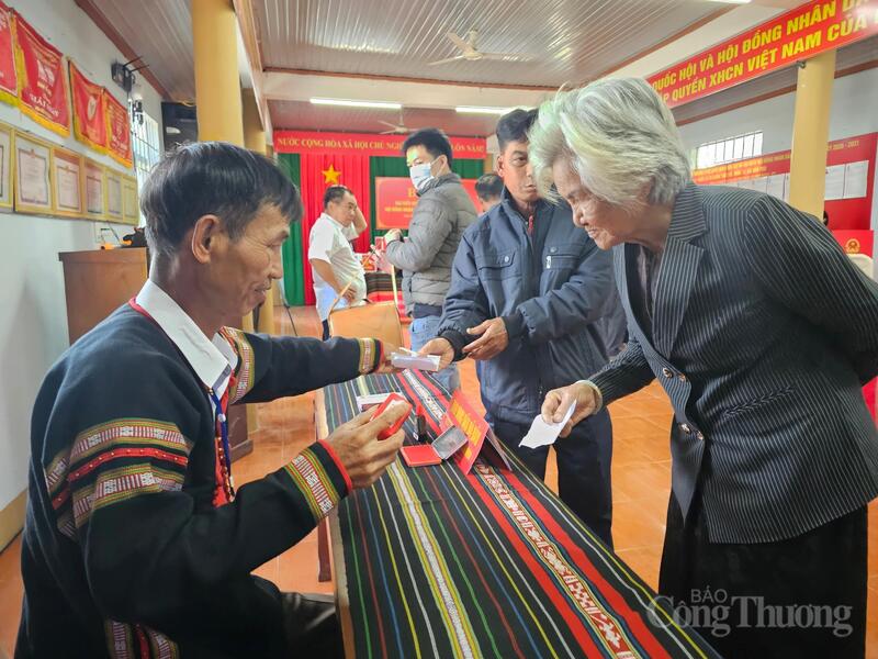 Cử tri xã Hoà Phú đến nhà văn hoá cộng đồng để thực hiện quyền, nghĩa vụ công dân.