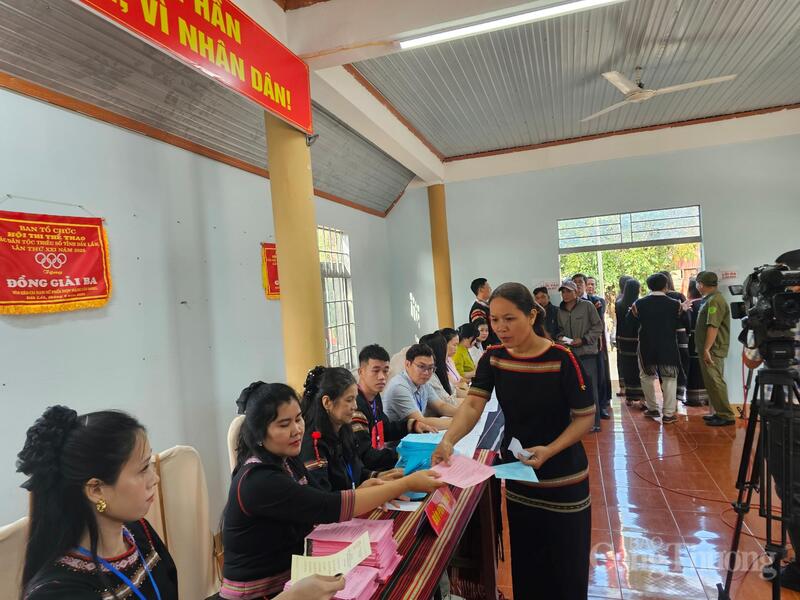 Cử tri xã Hoà Phú đến nhà văn hoá cộng đồng bỏ phiếu.