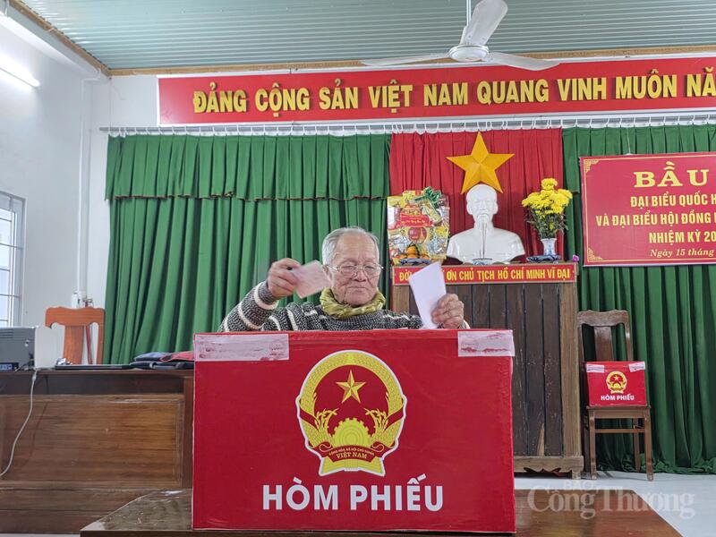 Cử tri xã Hoà Thịnh tham gia bỏ phiếu.