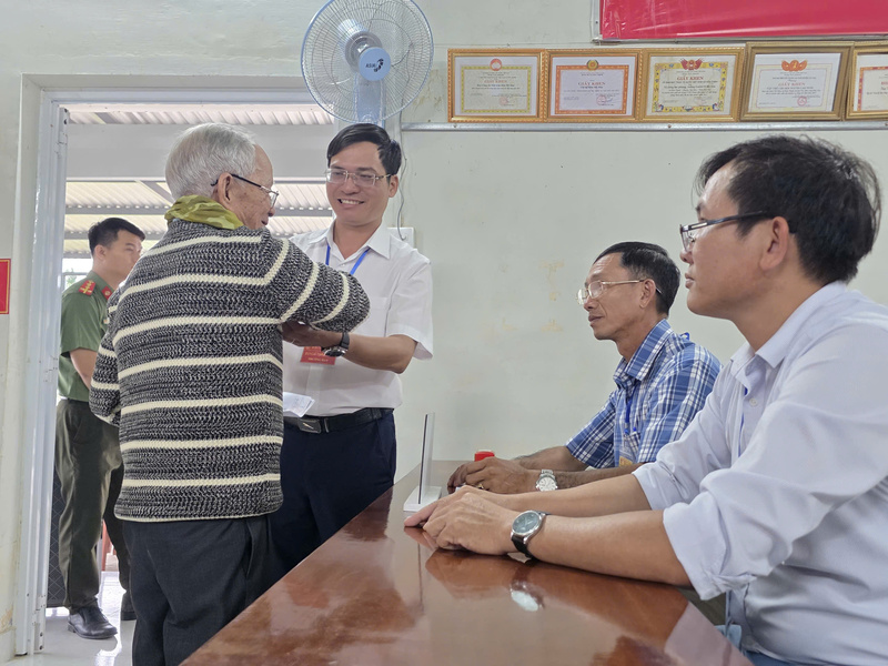 Cử tri xã Hoà Thịnh đến từ sớm...