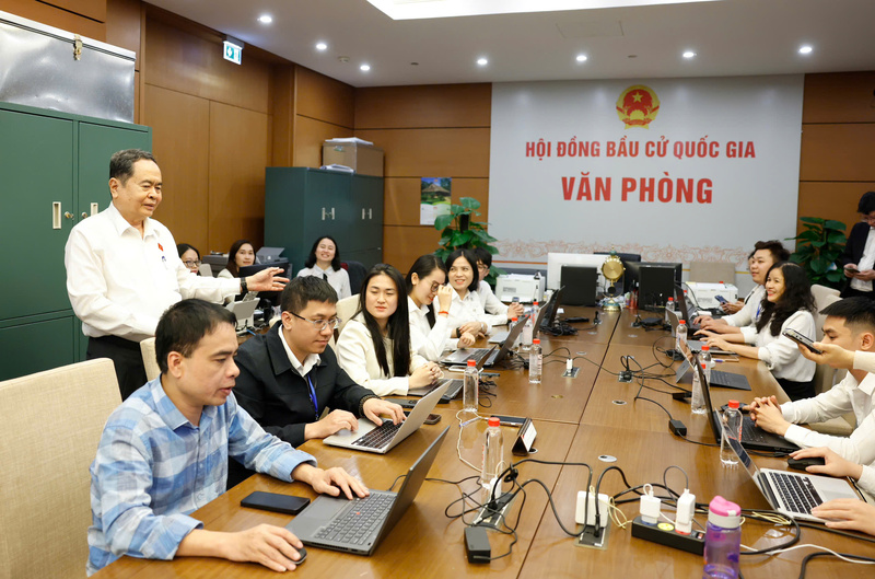 Chủ tịch Quốc hội Trần Thanh Mẫn kiểm tra, động viên đội ngũ phục vụ bầu cử tại Văn phòng Hội đồng Bầu cử quốc gia