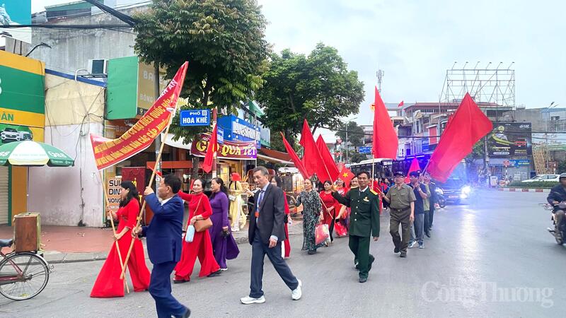 Cử tri trên địa bàn phường Kiến An, thành phố Hải Phòng trong không khí phấn khởi đến điểm bầu cử từ sáng sớm.