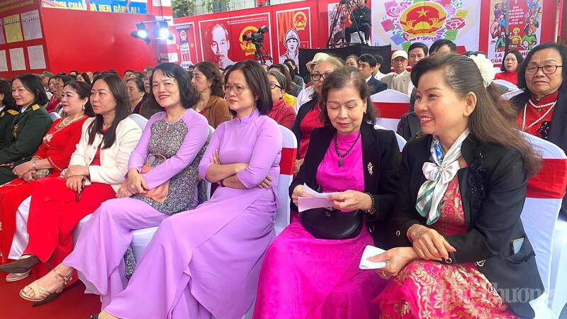 Cử tri vui tươi, phấn khởi trong ngày hội non sông.