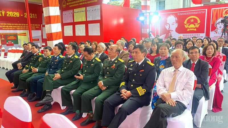 Đông đảo lực lượng vũ trang, cựu chiến binh, cử tri tại phường Phù Liễn, thành phố Hải Phòng đến khu vực bầu cử từ sớm để thực hiện quyền và nghĩa vụ công dân.