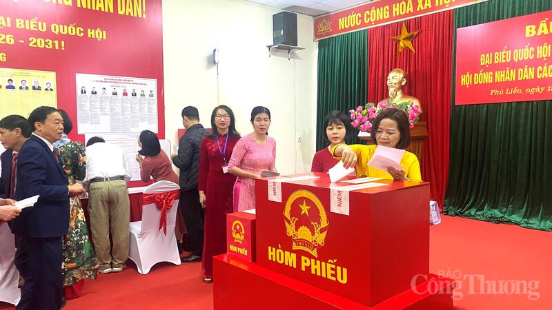 Cử tri phường Phù Liễn, thành phố Hải Phòng tham gia bỏ phiếu.