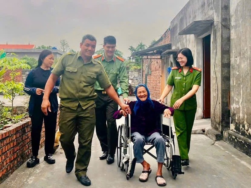 Lực lượng vũ trang tại tỉnh Quảng Ninh hỗ trợ những cử tri cao tuổi trong ngày bầu cử để thực hiện quyền và nghĩa vụ của công dân. Ảnh: QN