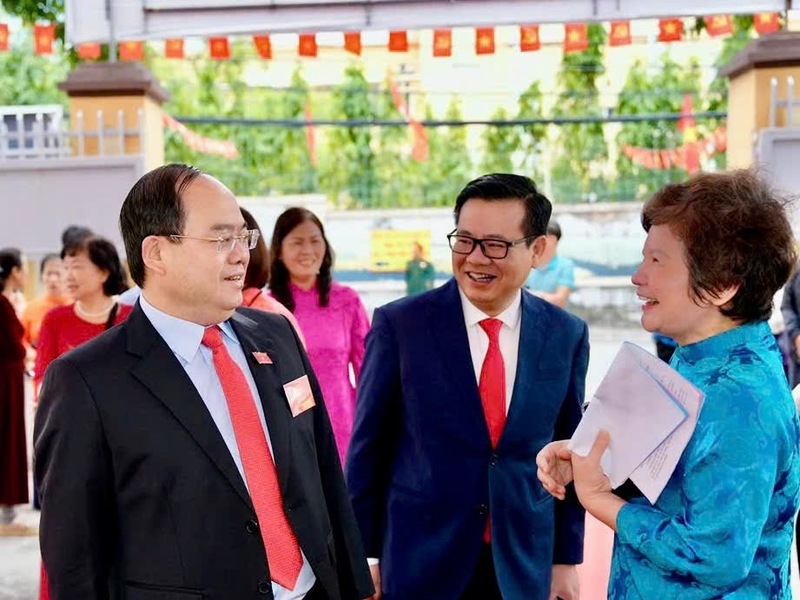 Bí thư Tỉnh ủy Quảng Ninh Quản Minh Cường trò chuyện, động viên thành viên Tổ bầu cử khu vực bỏ phiếu số 16. Ảnh: QN