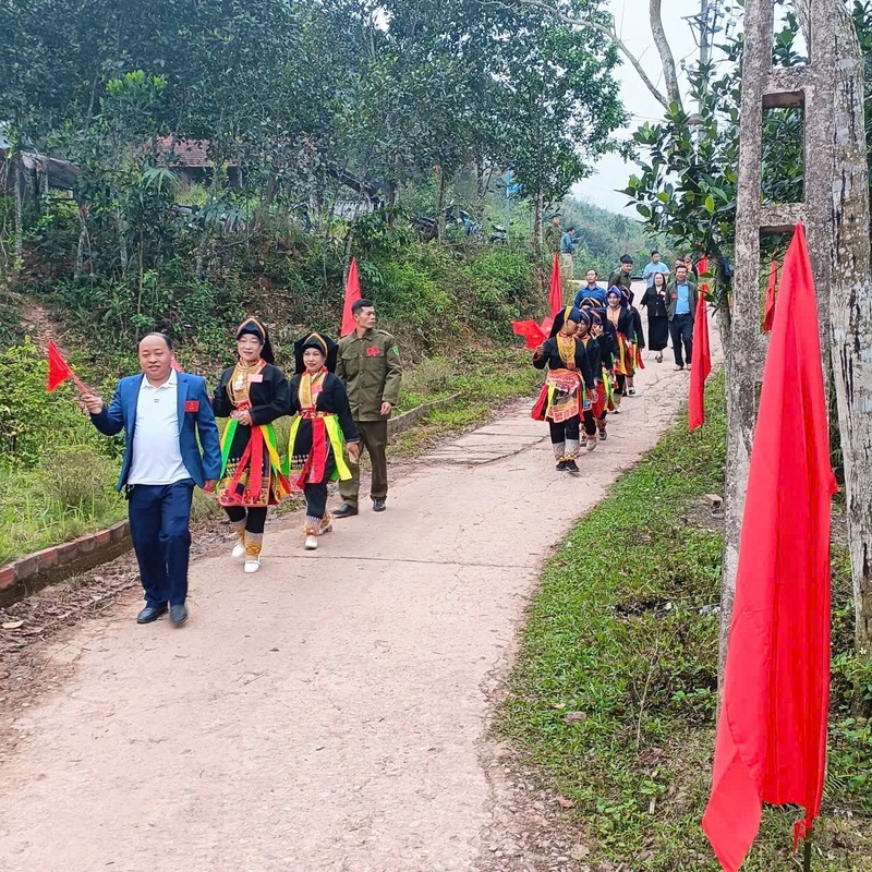 Cử tri đồng bào dân tộc thiểu số tỉnh Quảng Ninh tưng bừng trong ngày hội toàn dân. Ảnh: QN